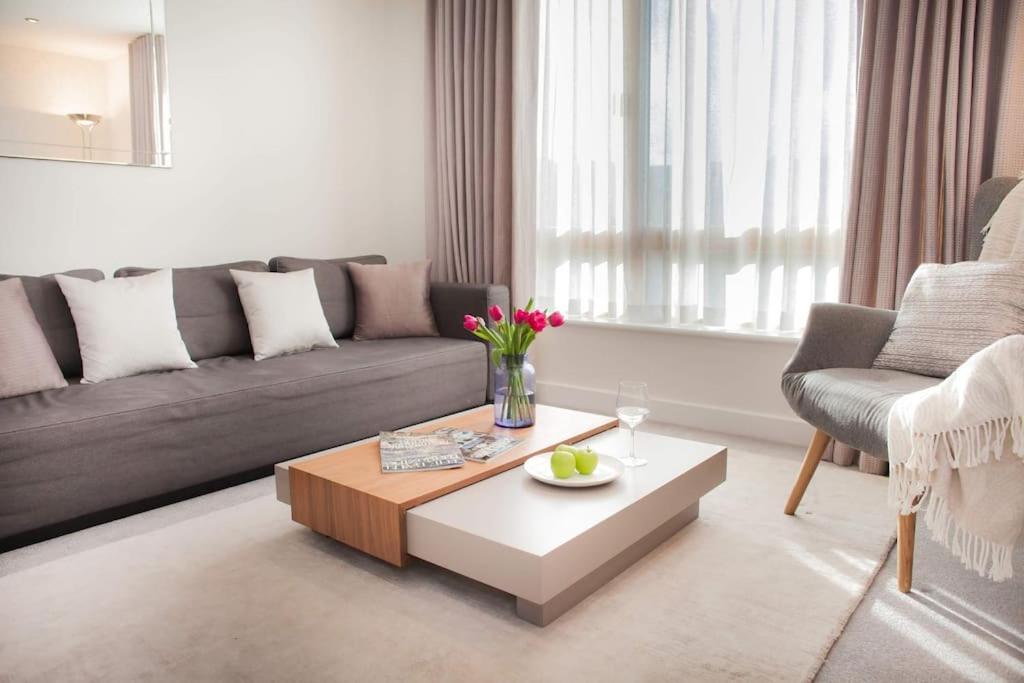 Stylish And Central Two Bedroom & Two Bathroom Apartment With Free Parking المظهر الخارجي الصورة