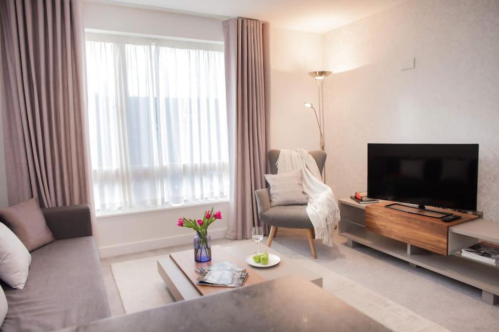 Stylish And Central Two Bedroom & Two Bathroom Apartment With Free Parking المظهر الخارجي الصورة