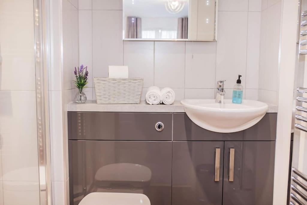 Stylish And Central Two Bedroom & Two Bathroom Apartment With Free Parking المظهر الخارجي الصورة