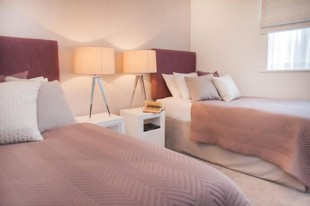 Stylish And Central Two Bedroom & Two Bathroom Apartment With Free Parking المظهر الخارجي الصورة
