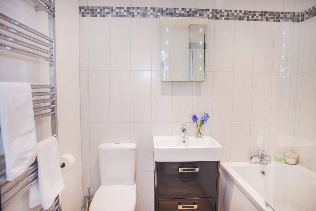 Stylish And Central Two Bedroom & Two Bathroom Apartment With Free Parking المظهر الخارجي الصورة